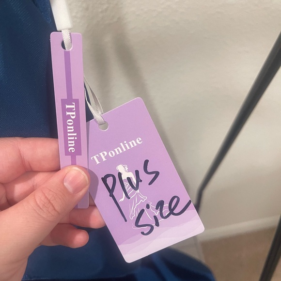 Plus size velvet infinity dress - Picture 4 of 4